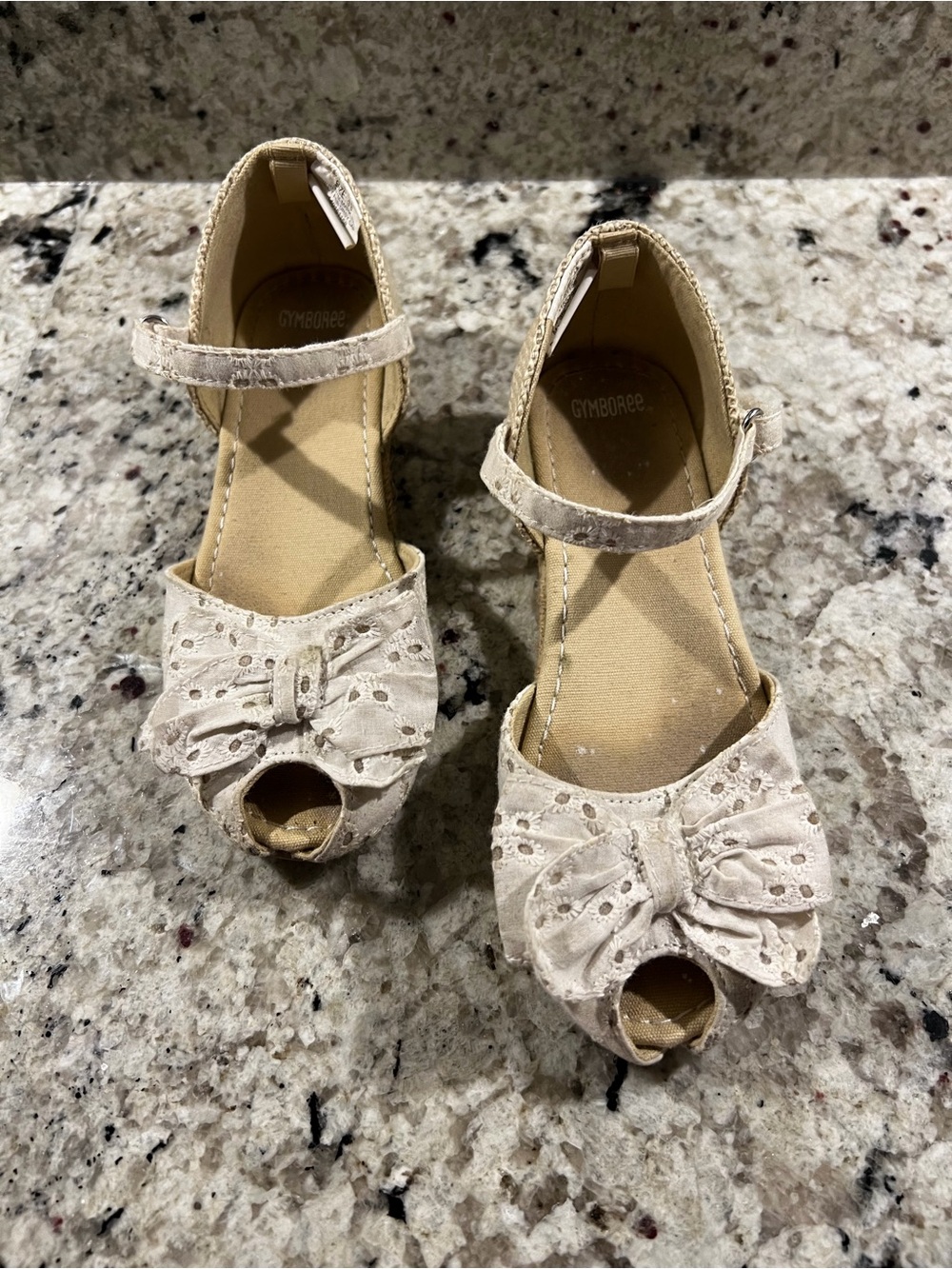 Girls Gymboree Ivory Eyelet Peep-Toe Bow Sandals. Ankle Strap. Size 13.